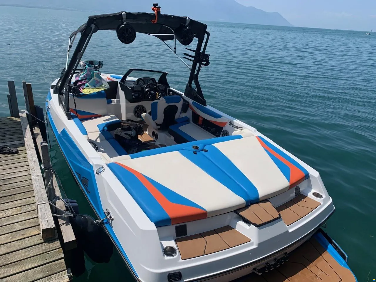 L'Axis T22 amarré au ponton sur le Léman, tour de wake équipée et pont avant surdimensionné