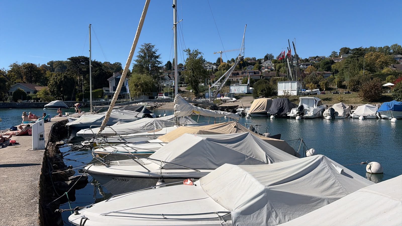 Le ponton du port de Crans-près-Céligny et ses bateaux amarrés